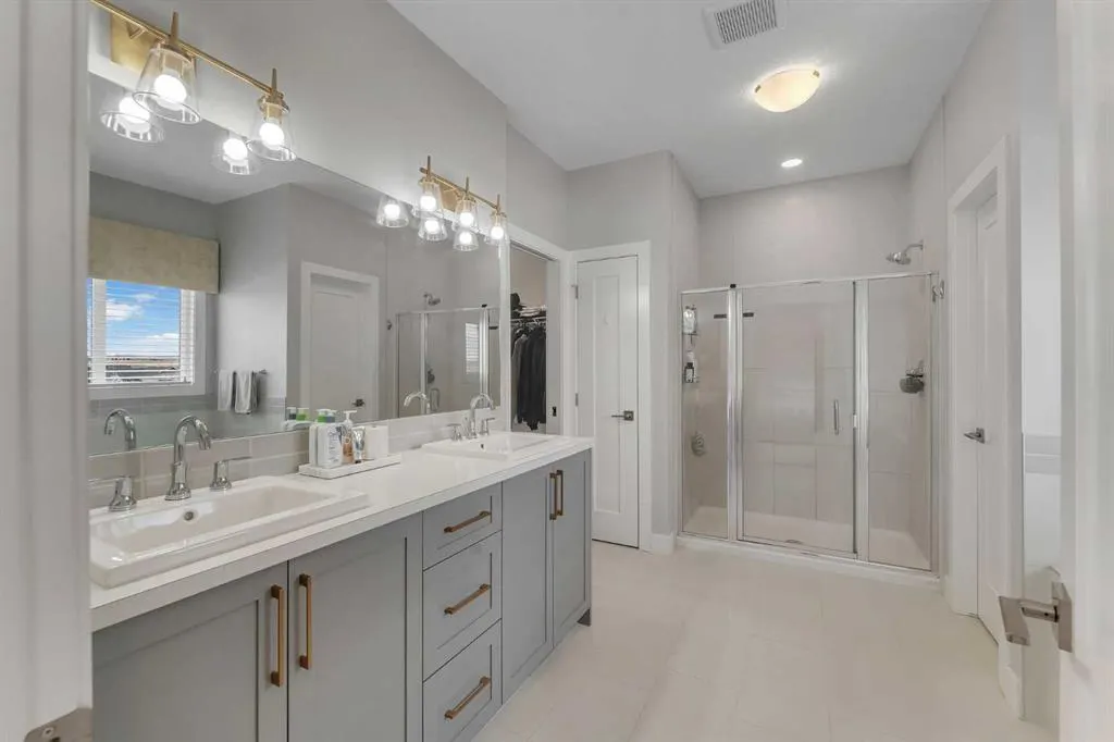 81 Carringvue Manor NW