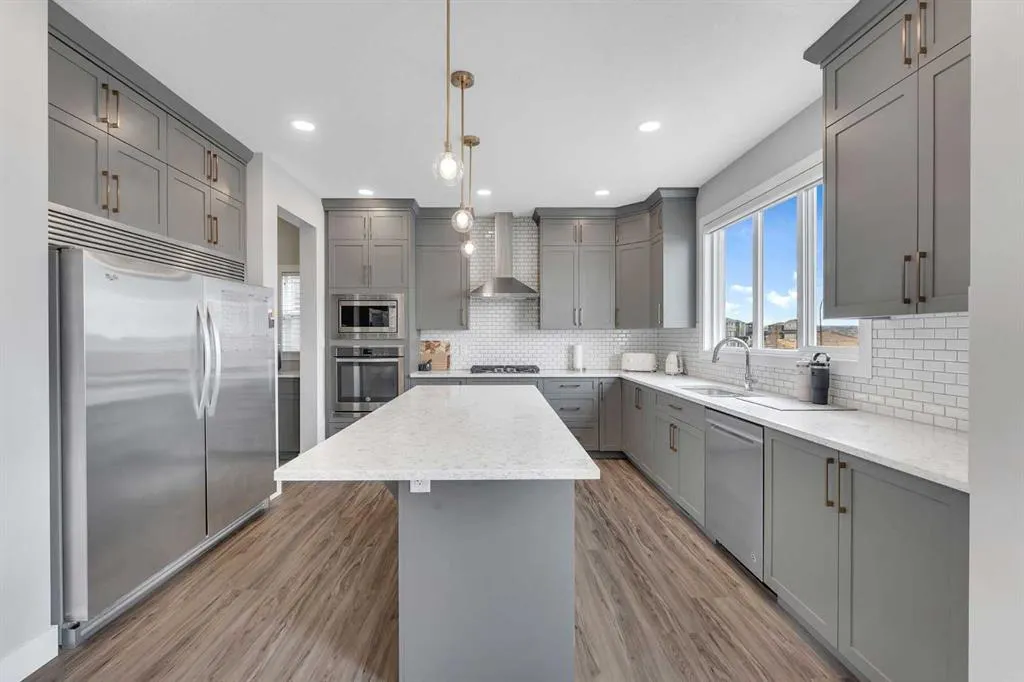 81 Carringvue Manor NW