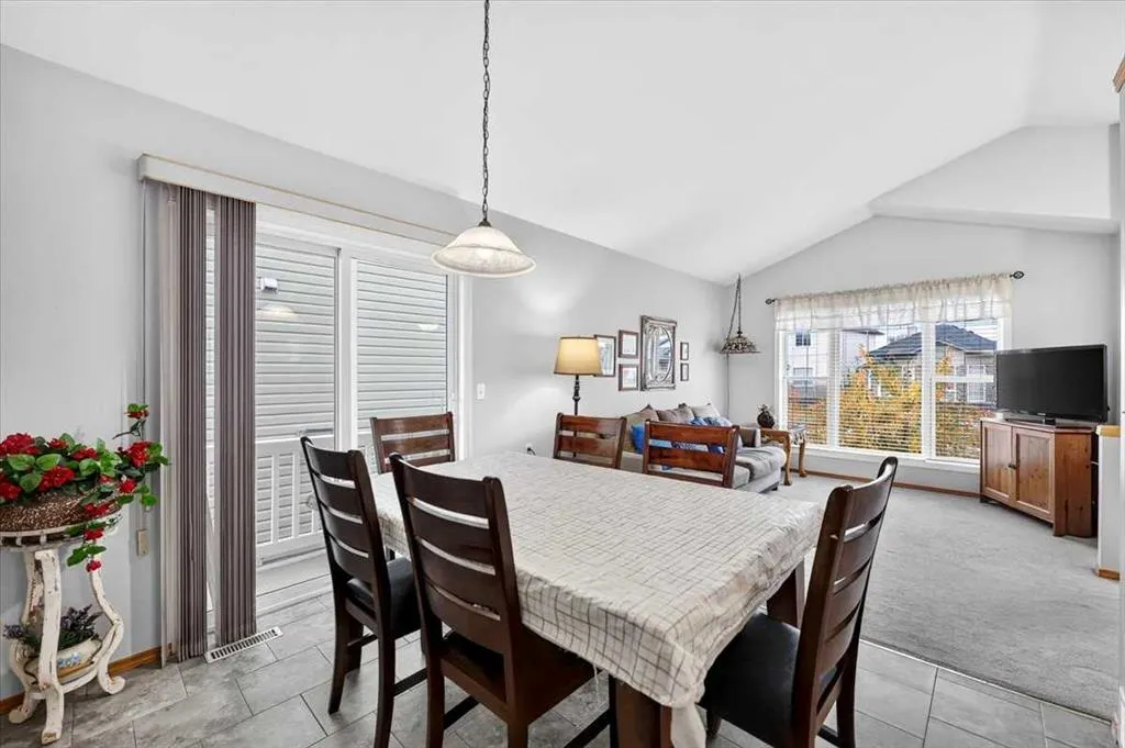 26 Saddlemead Way NE