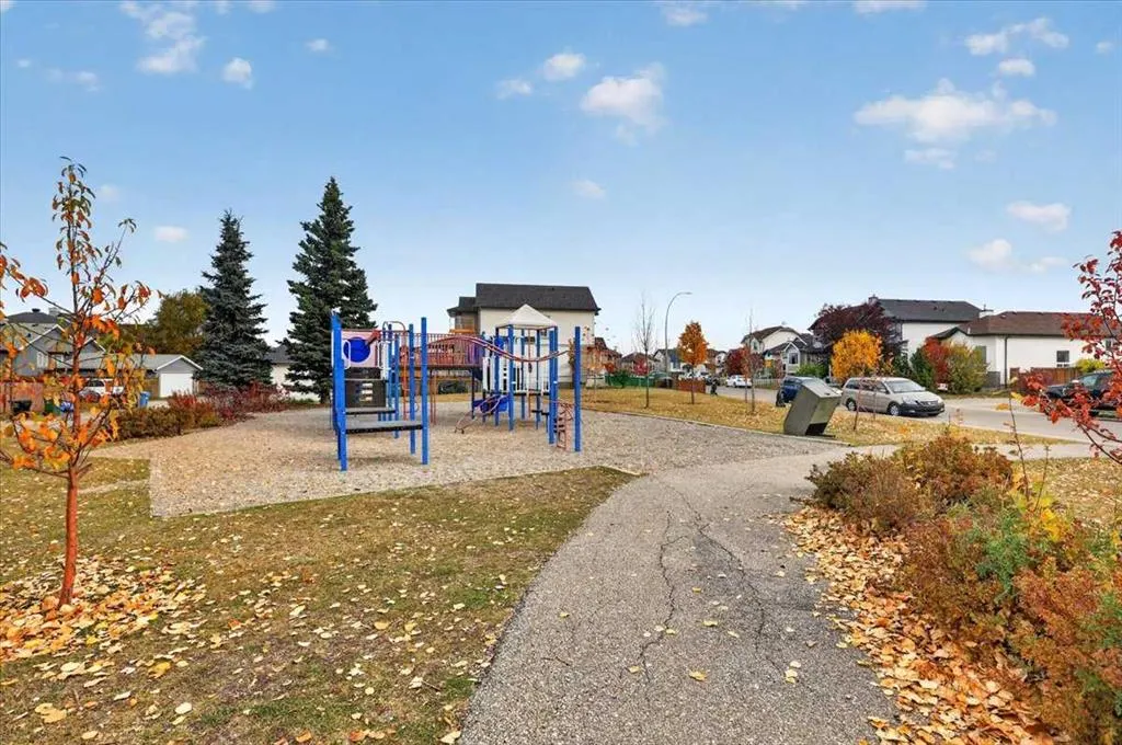 26 Saddlemead Way NE