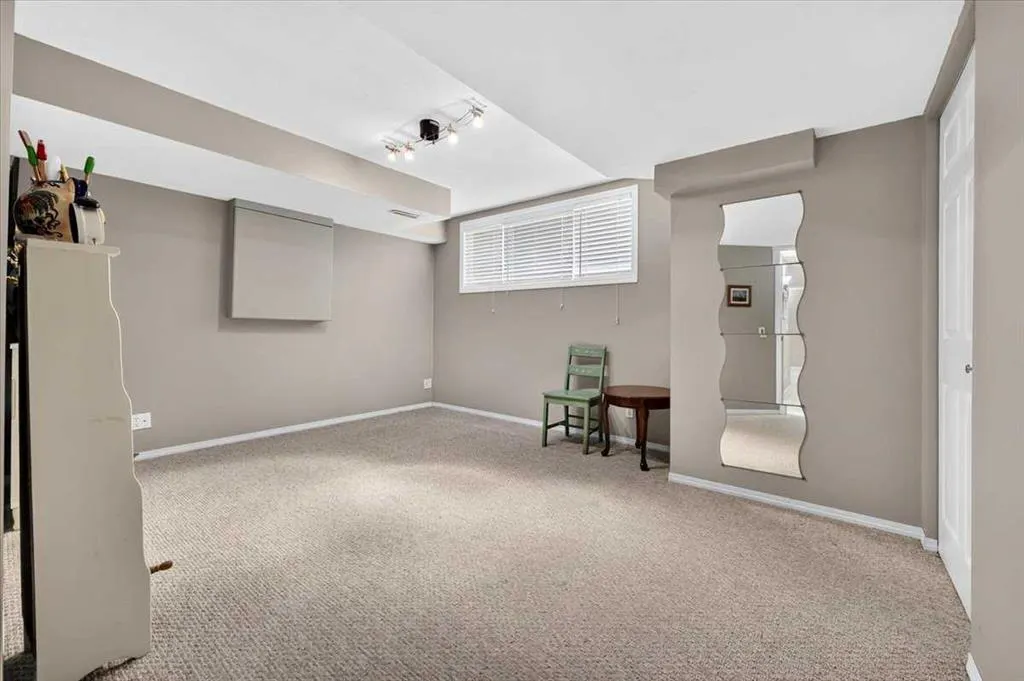 26 Saddlemead Way NE
