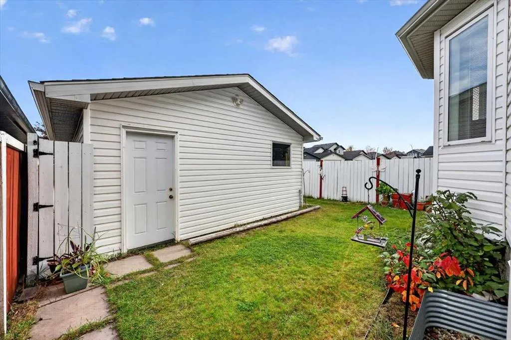 26 Saddlemead Way NE