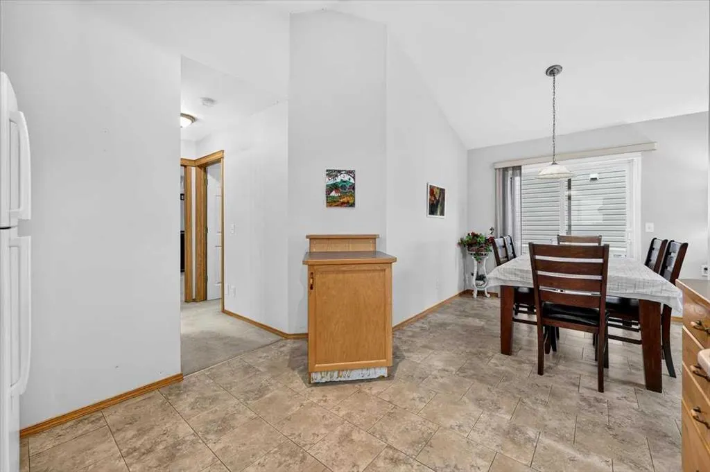 26 Saddlemead Way NE