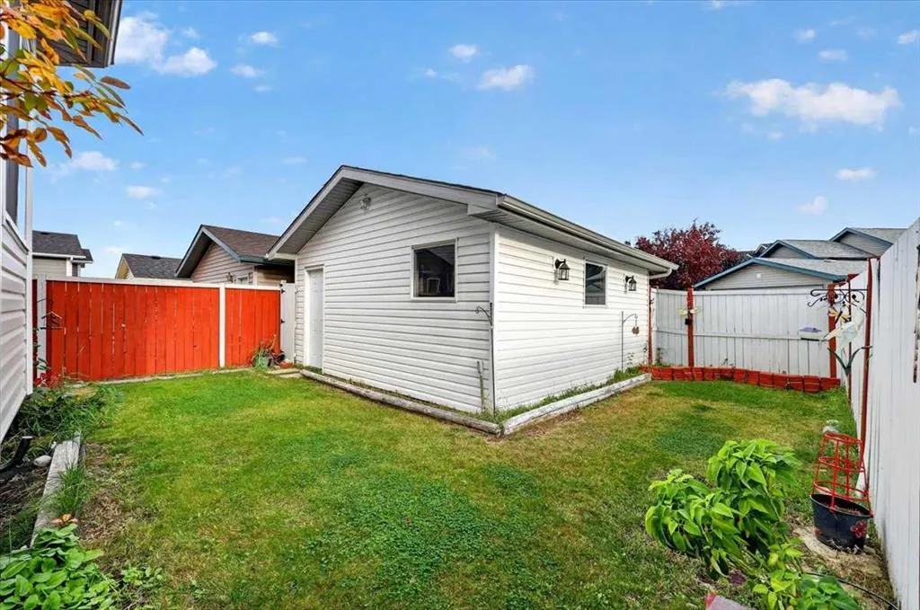 26 Saddlemead Way NE