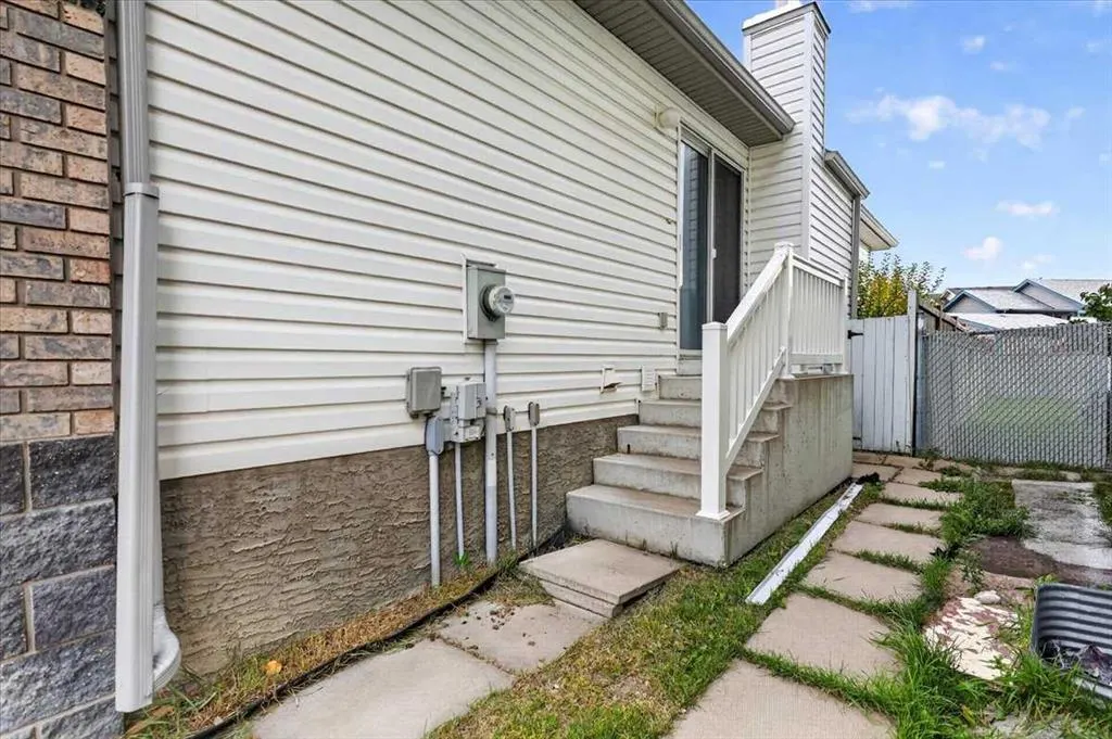 26 Saddlemead Way NE