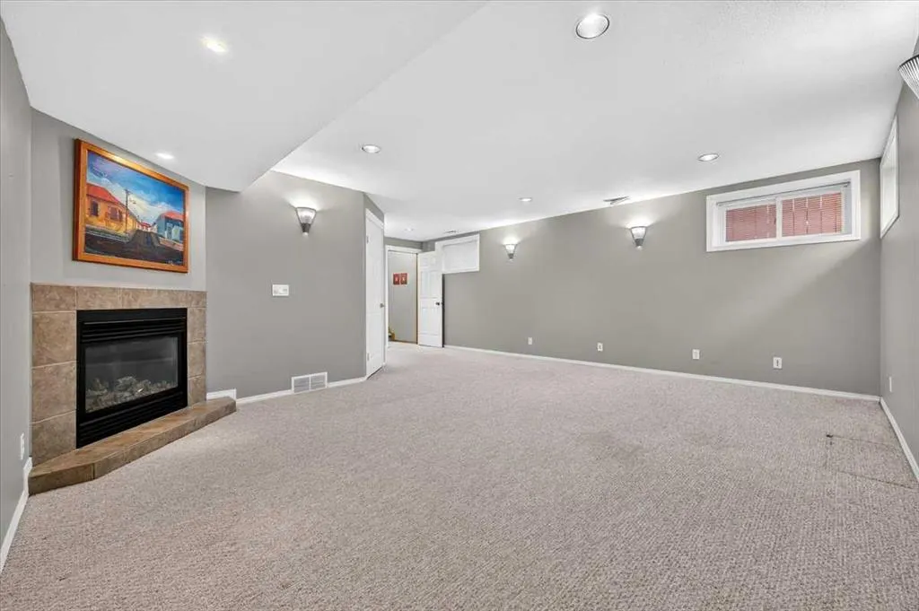 26 Saddlemead Way NE