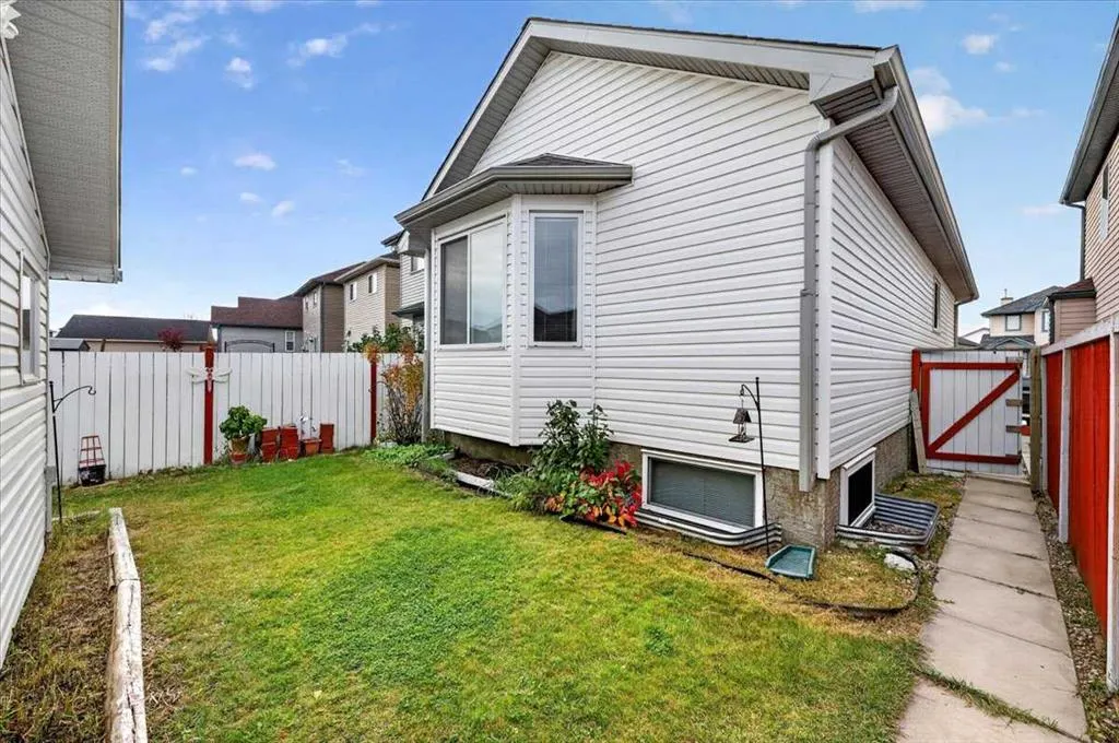 26 Saddlemead Way NE