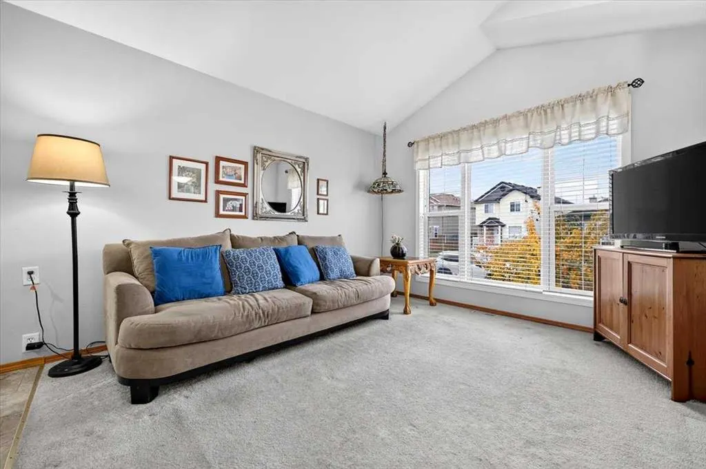 26 Saddlemead Way NE