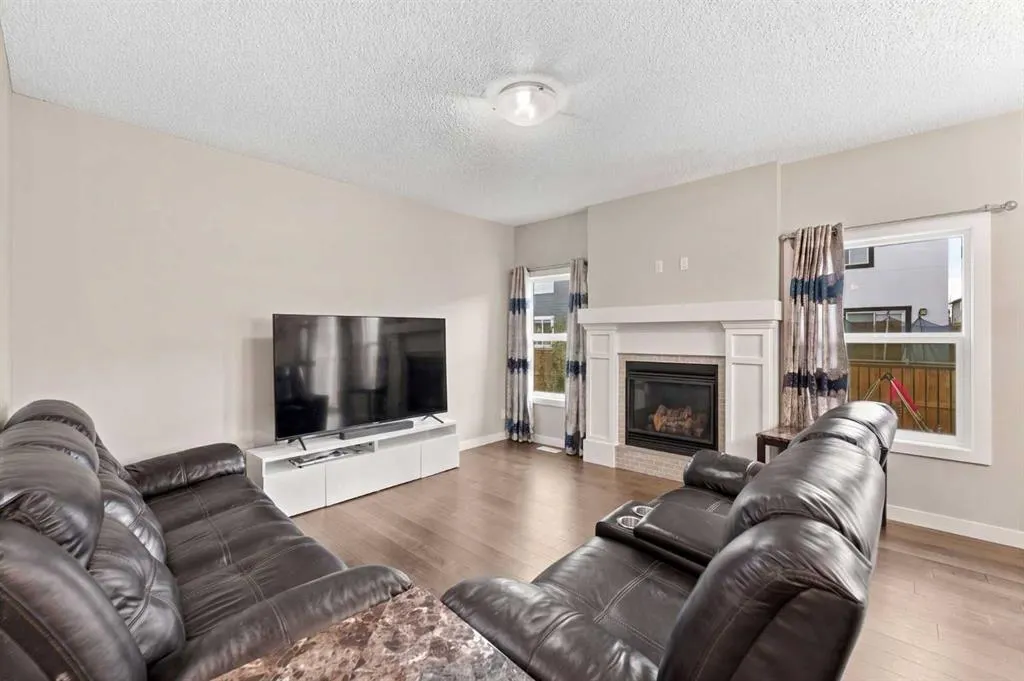 242 Savanna Close NE