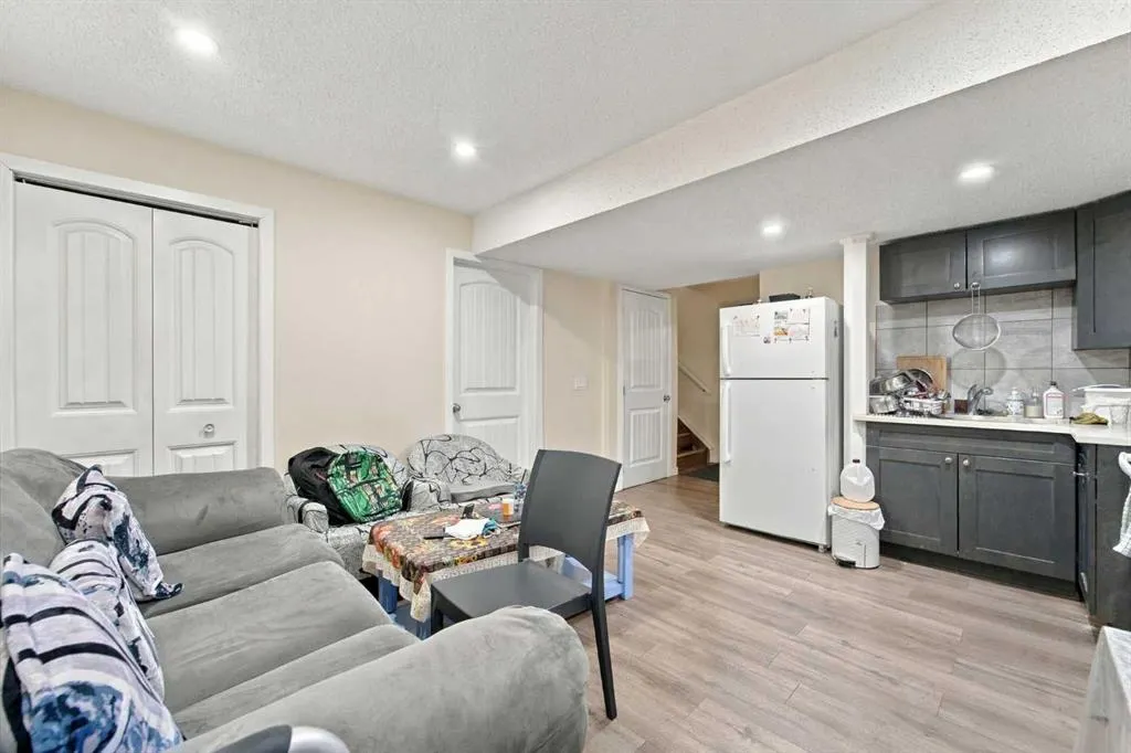 242 Savanna Close NE