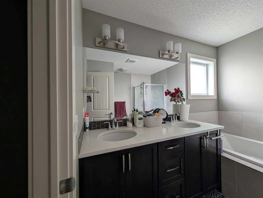 242 Savanna Close NE