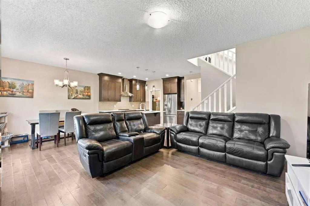 242 Savanna Close NE