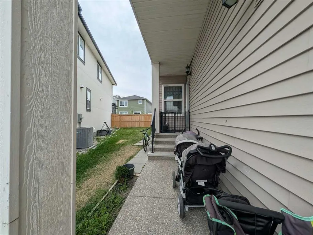 242 Savanna Close NE