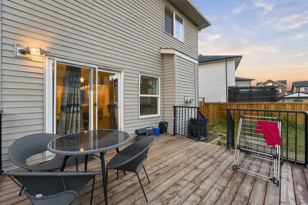 242 Savanna Close NE