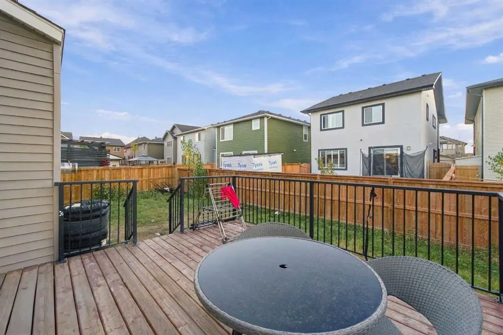 242 Savanna Close NE