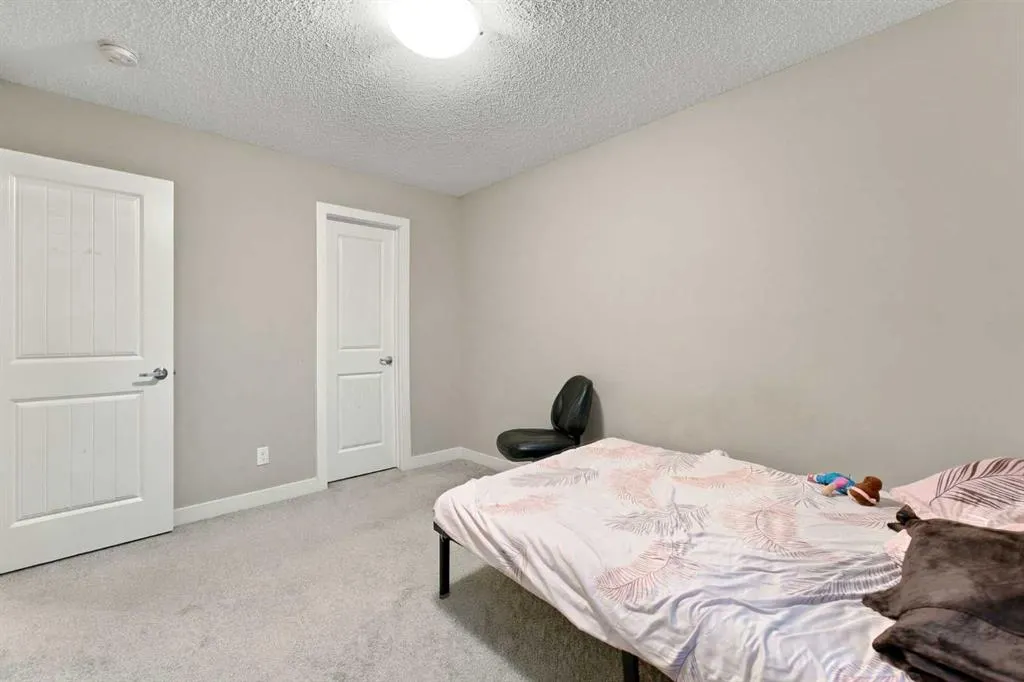 242 Savanna Close NE