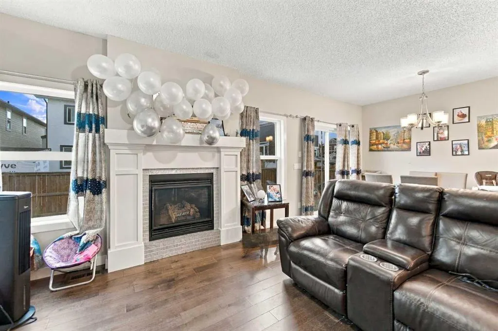 242 Savanna Close NE