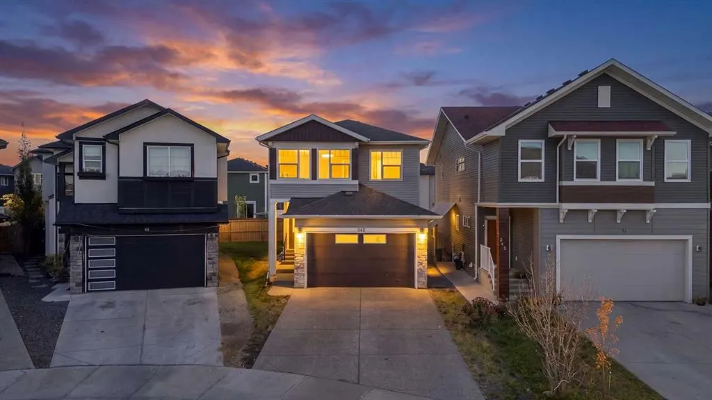 242 Savanna Close NE
