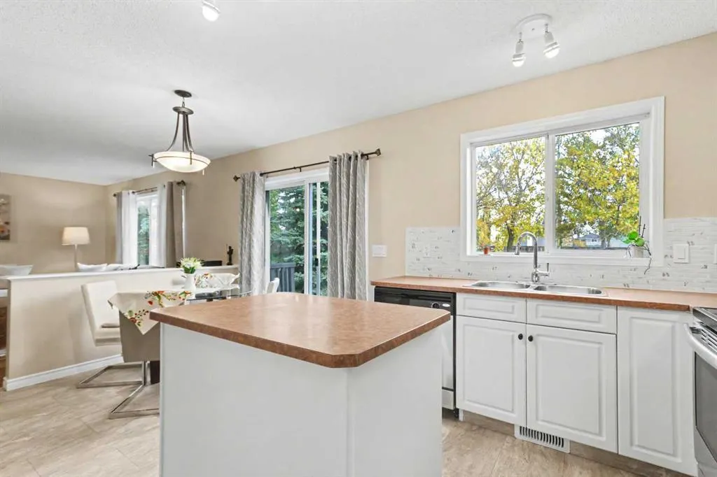 436 Rocky Ridge Bay NW