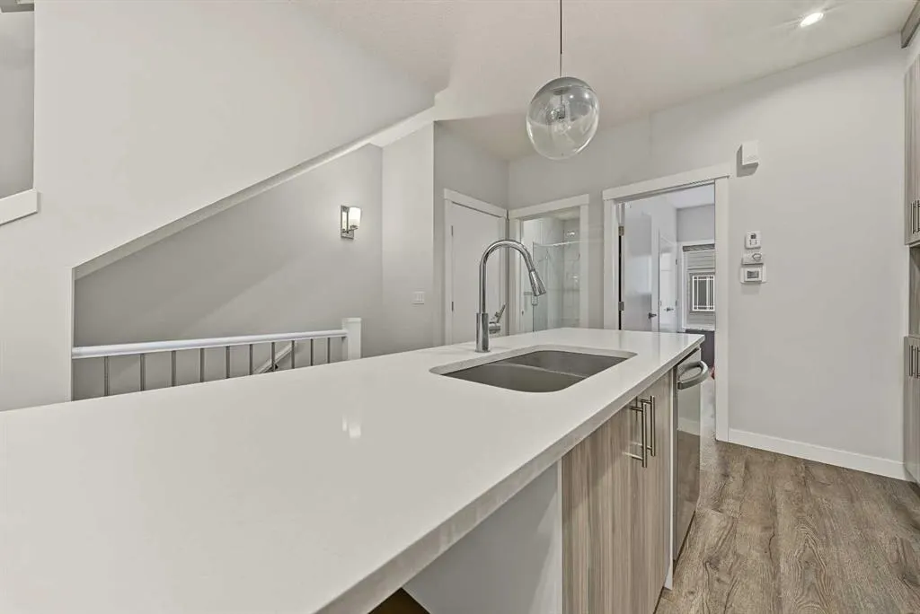 95 Skyview Close NE #708