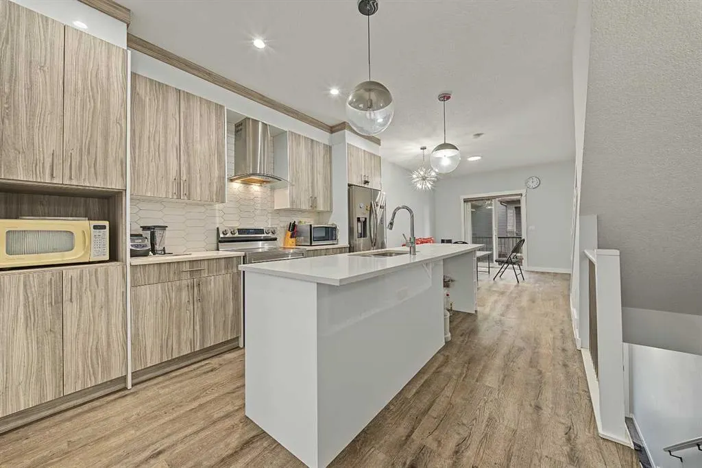 95 Skyview Close NE #708