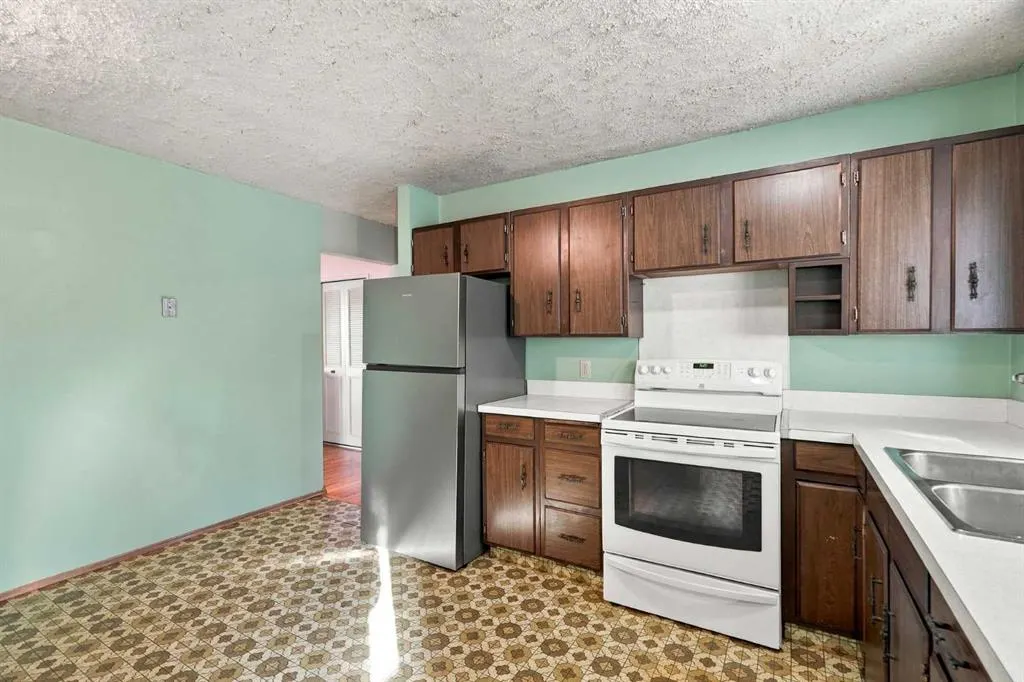 556 Lysander Drive SE