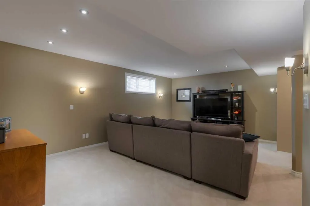 159 Grand River Boulevard W