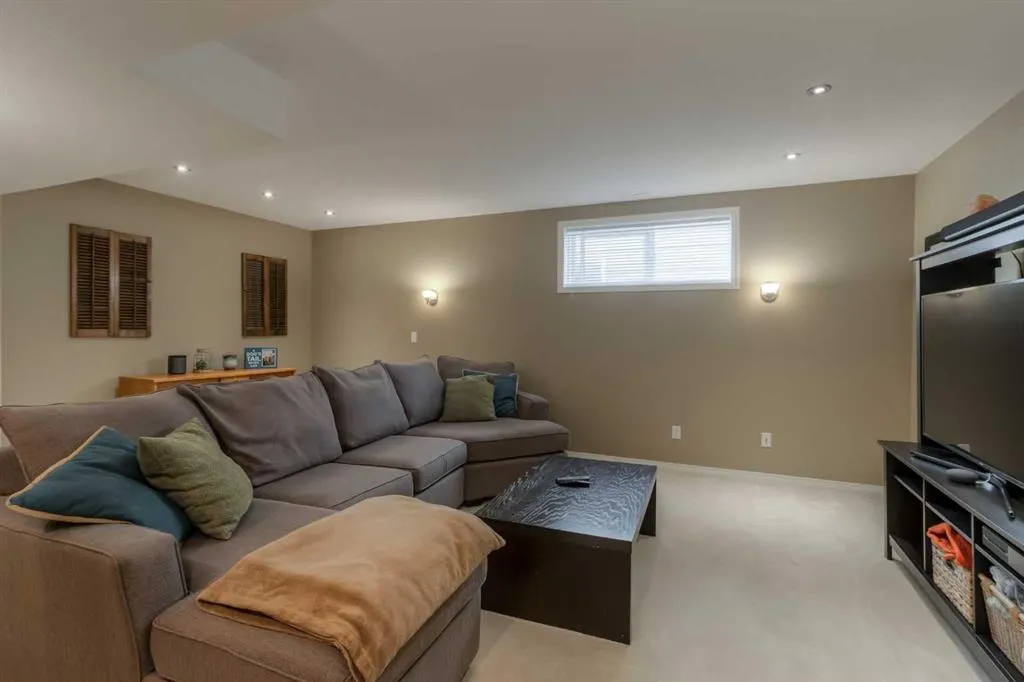 159 Grand River Boulevard W