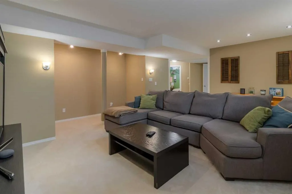 159 Grand River Boulevard W