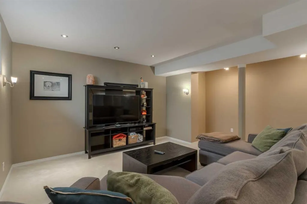 159 Grand River Boulevard W