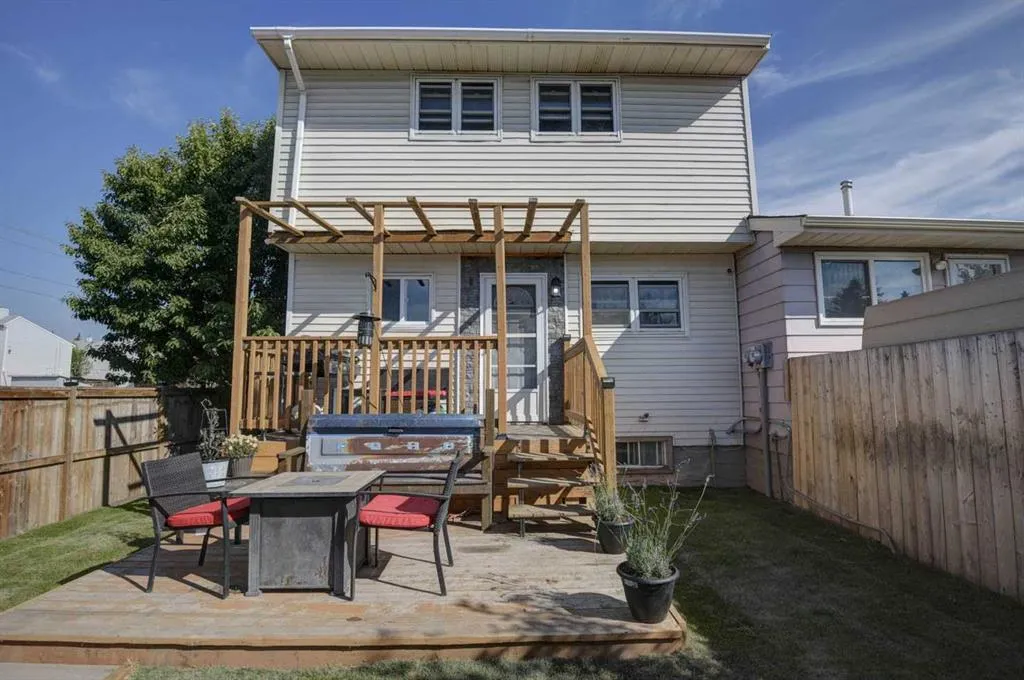 44 Falwood Crescent NE