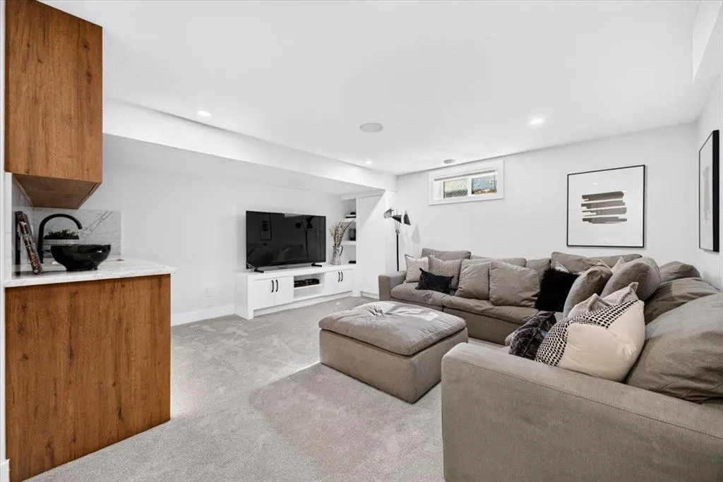 60 Governor Drive SW