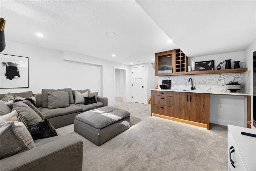 60 Governor Drive SW