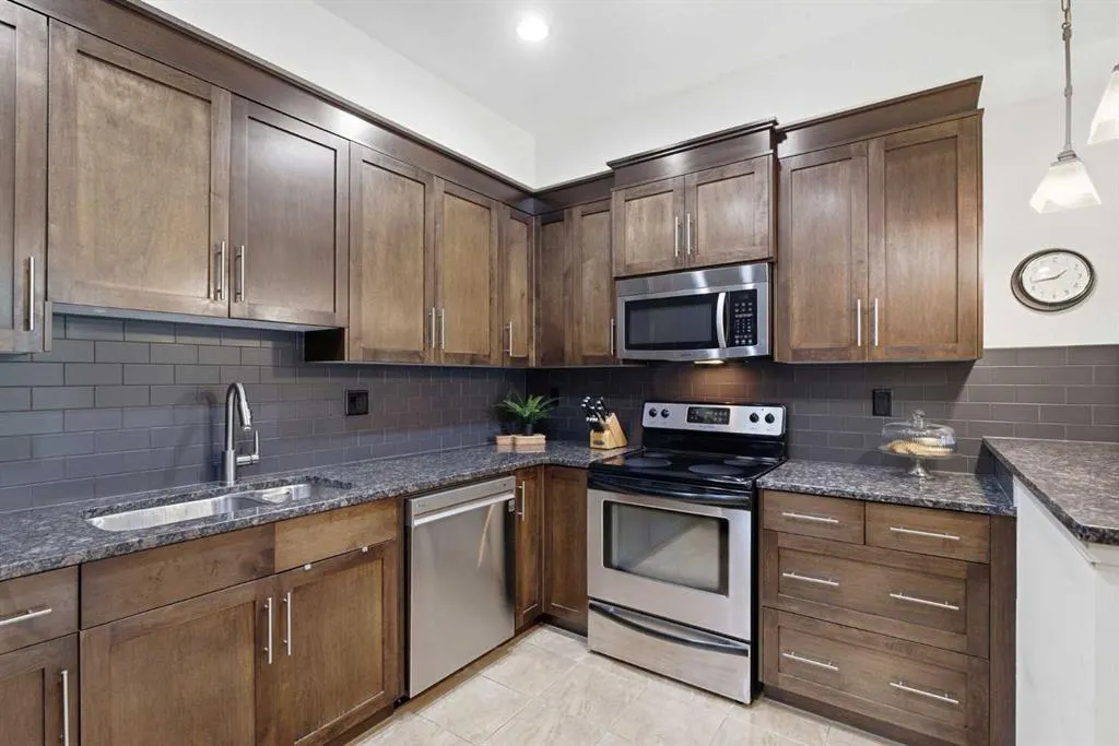 1005B Westmount Drive #104