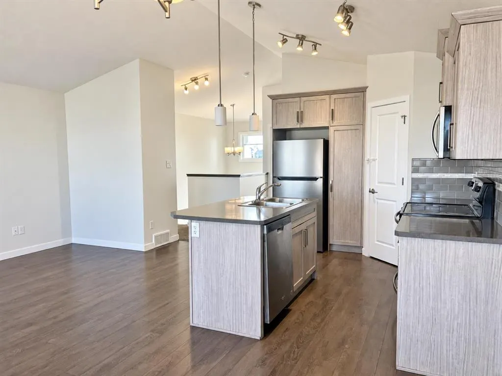 303 Coalbanks Boulevard W
