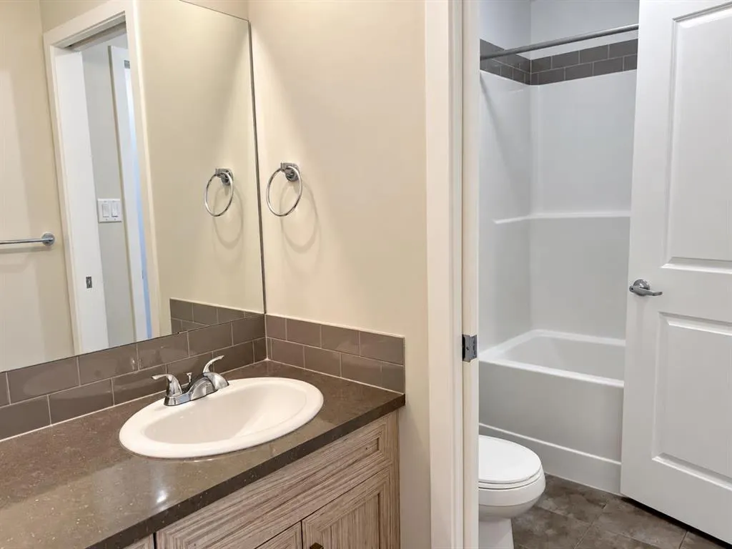 303 Coalbanks Boulevard W