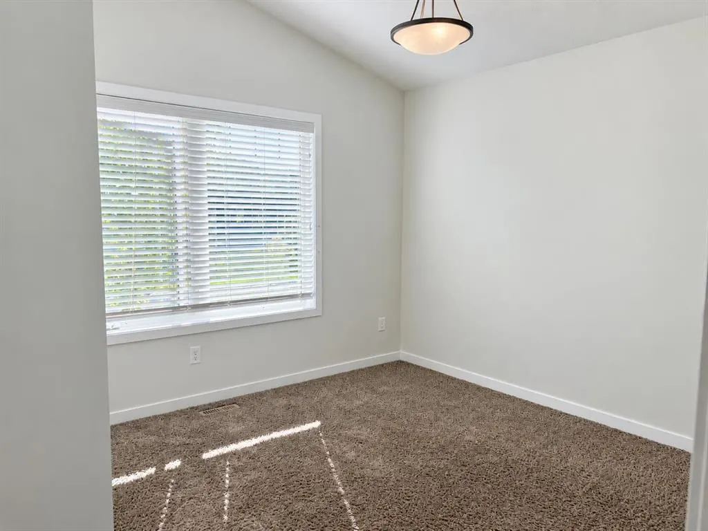 303 Coalbanks Boulevard W