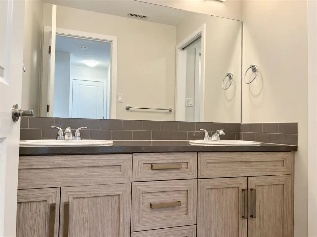 303 Coalbanks Boulevard W