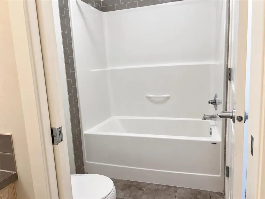 303 Coalbanks Boulevard W