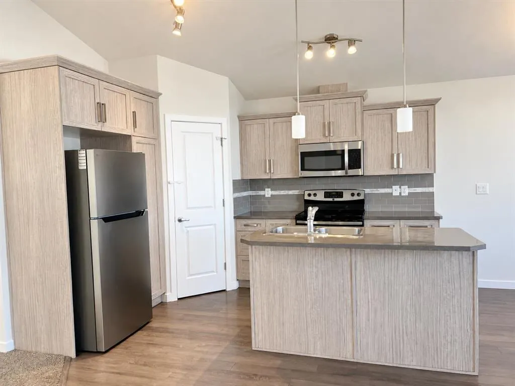 303 Coalbanks Boulevard W