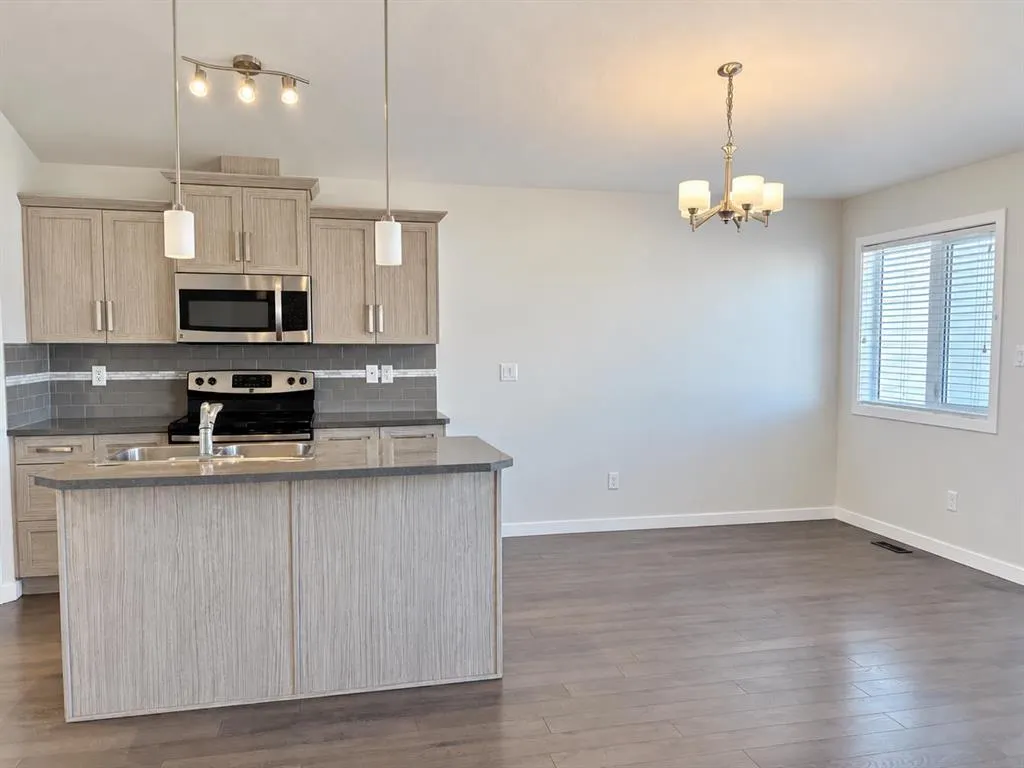 303 Coalbanks Boulevard W