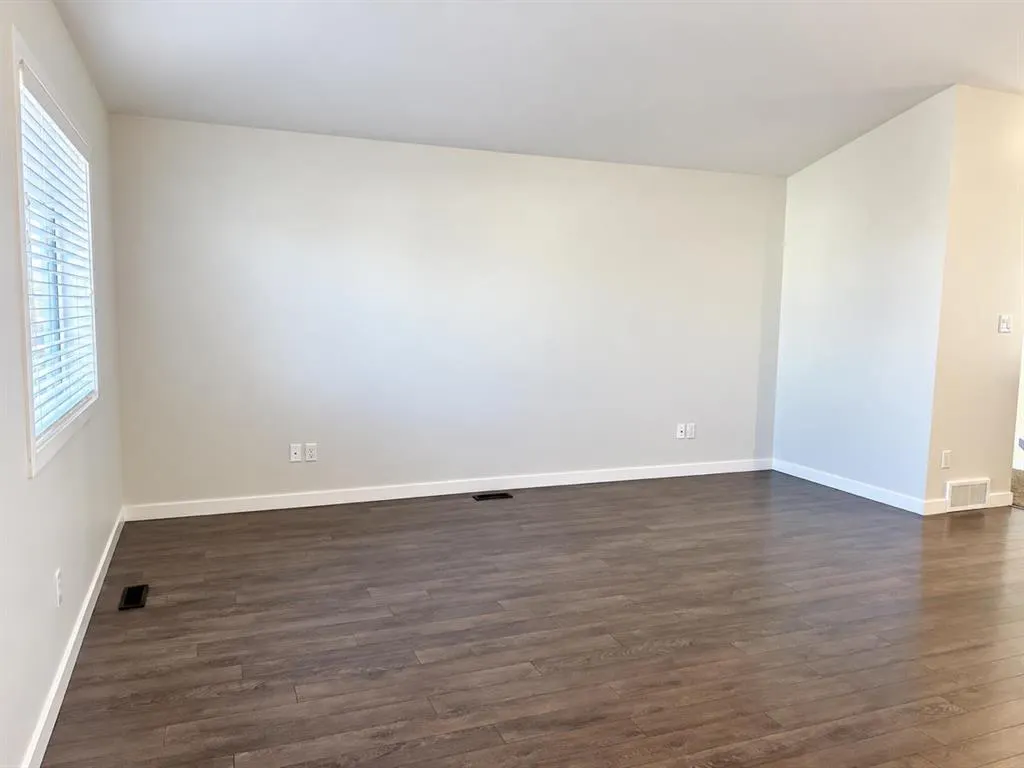 303 Coalbanks Boulevard W