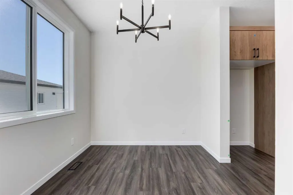 416 Montrose Crescent SE