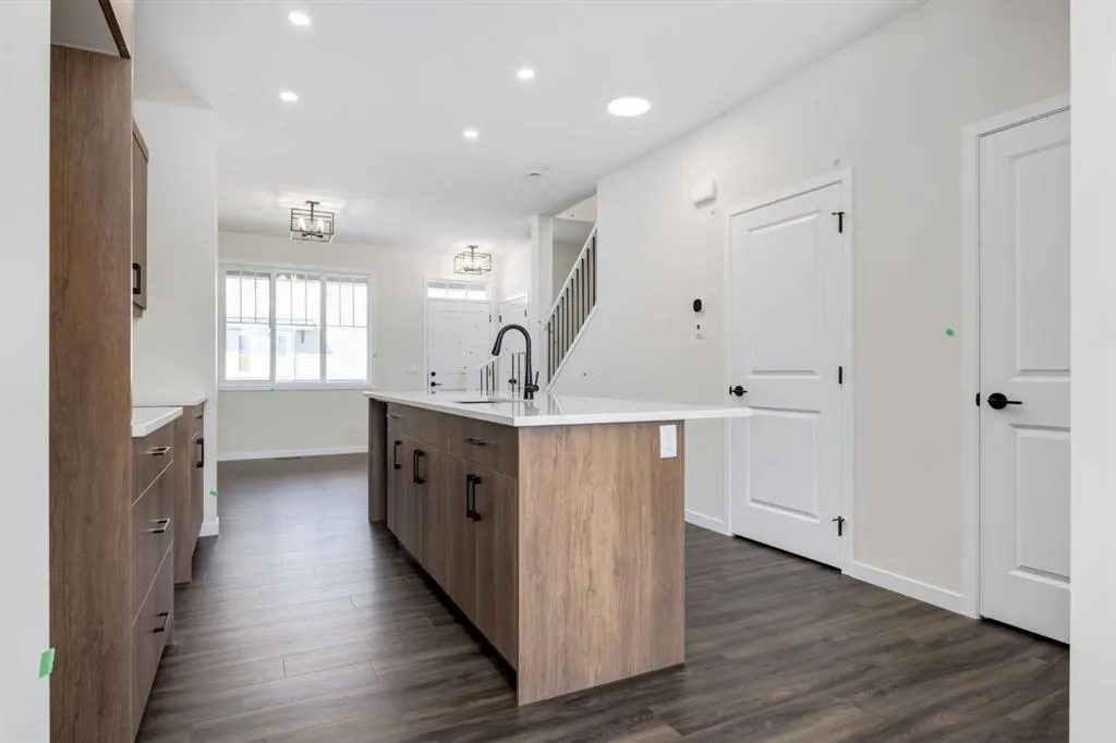 416 Montrose Crescent SE