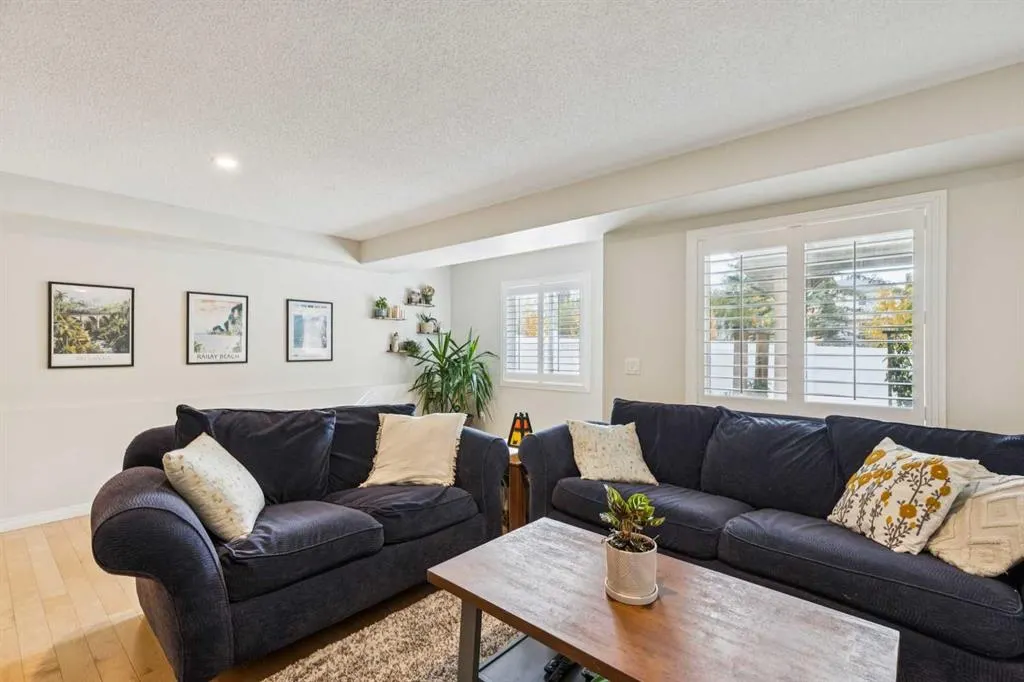 35 Royal Oak Gardens NW