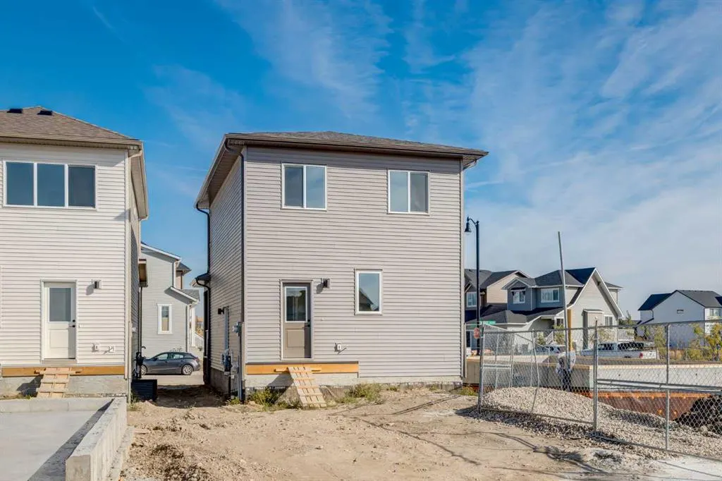 418 Montrose Crescent SE