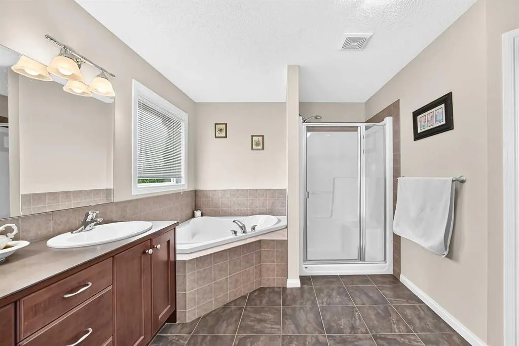 212 ASPENMERE Close