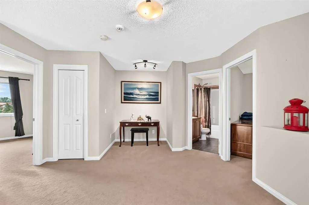 212 ASPENMERE Close