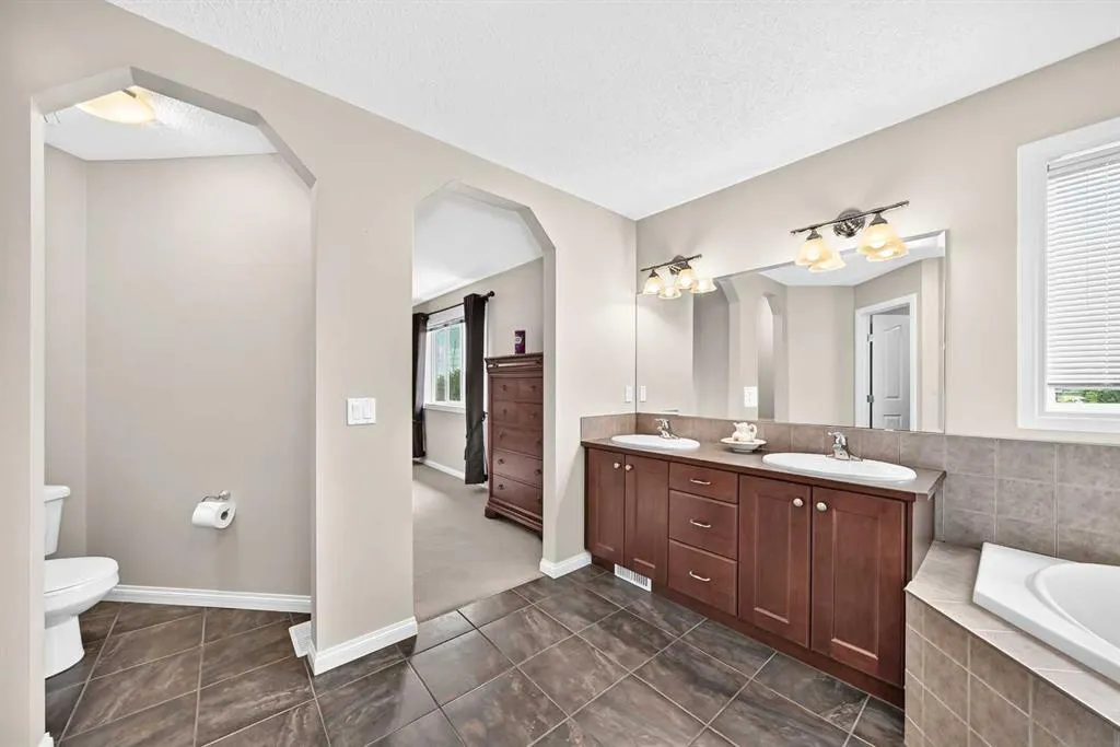 212 ASPENMERE Close