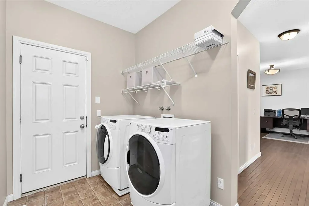 212 ASPENMERE Close